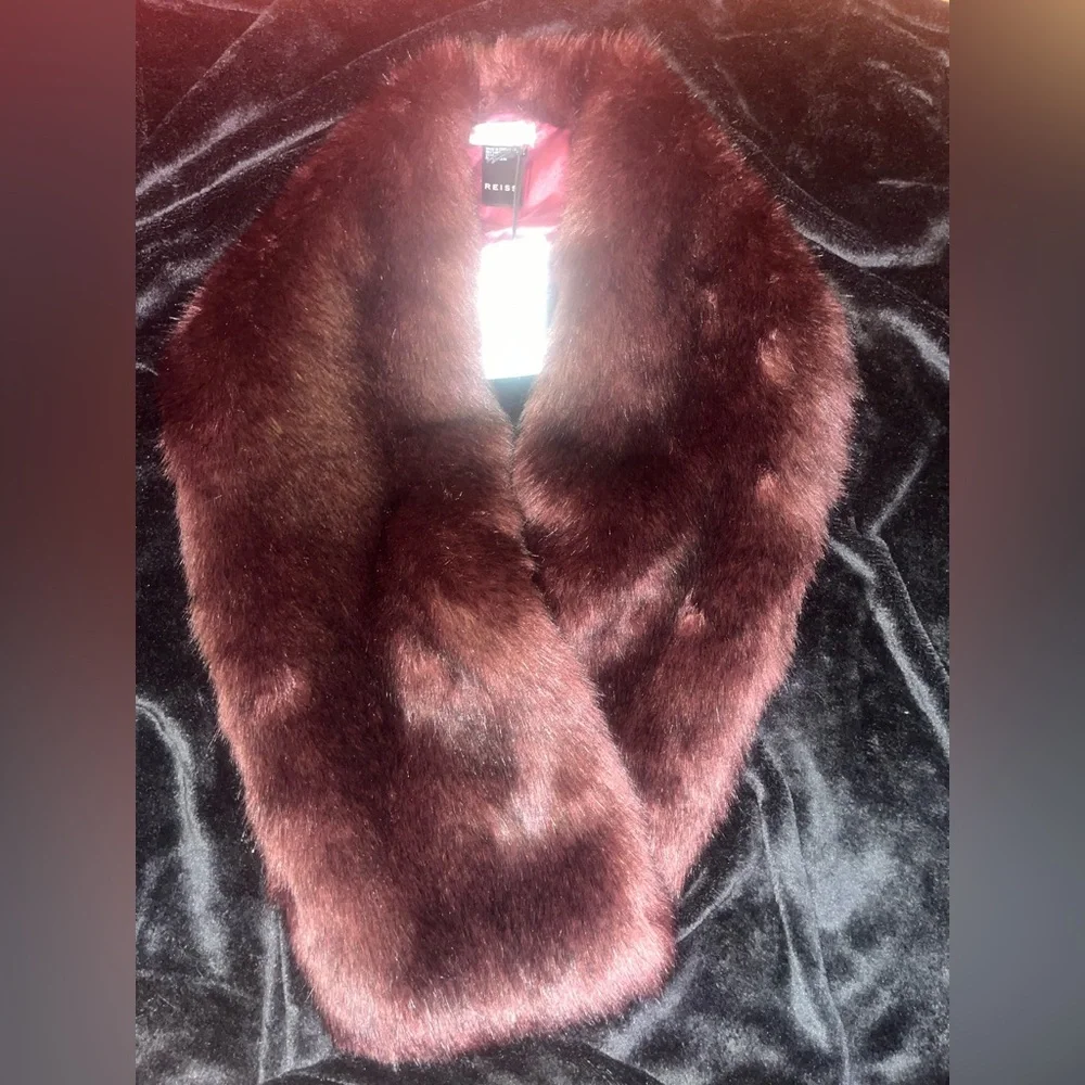 NWT REISS
Gypsy Faux Fur Scarf In the color “Ox Blood” - Picture 2 of 6